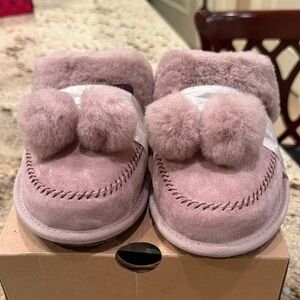 Ugg Plush Hafnir Pom Pom Suede Slippers in Dusty Rose. New wBox 8.0US